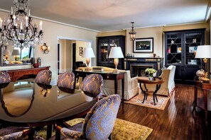 En 50-tommers Flatskjerm-TV med kabel-kanaler samt smart-TV og Netflix