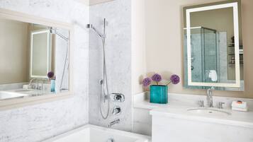 Suite (Sutter) | Baño | Regadera, amenidades de baño de diseñador, secadora de cabello, batas