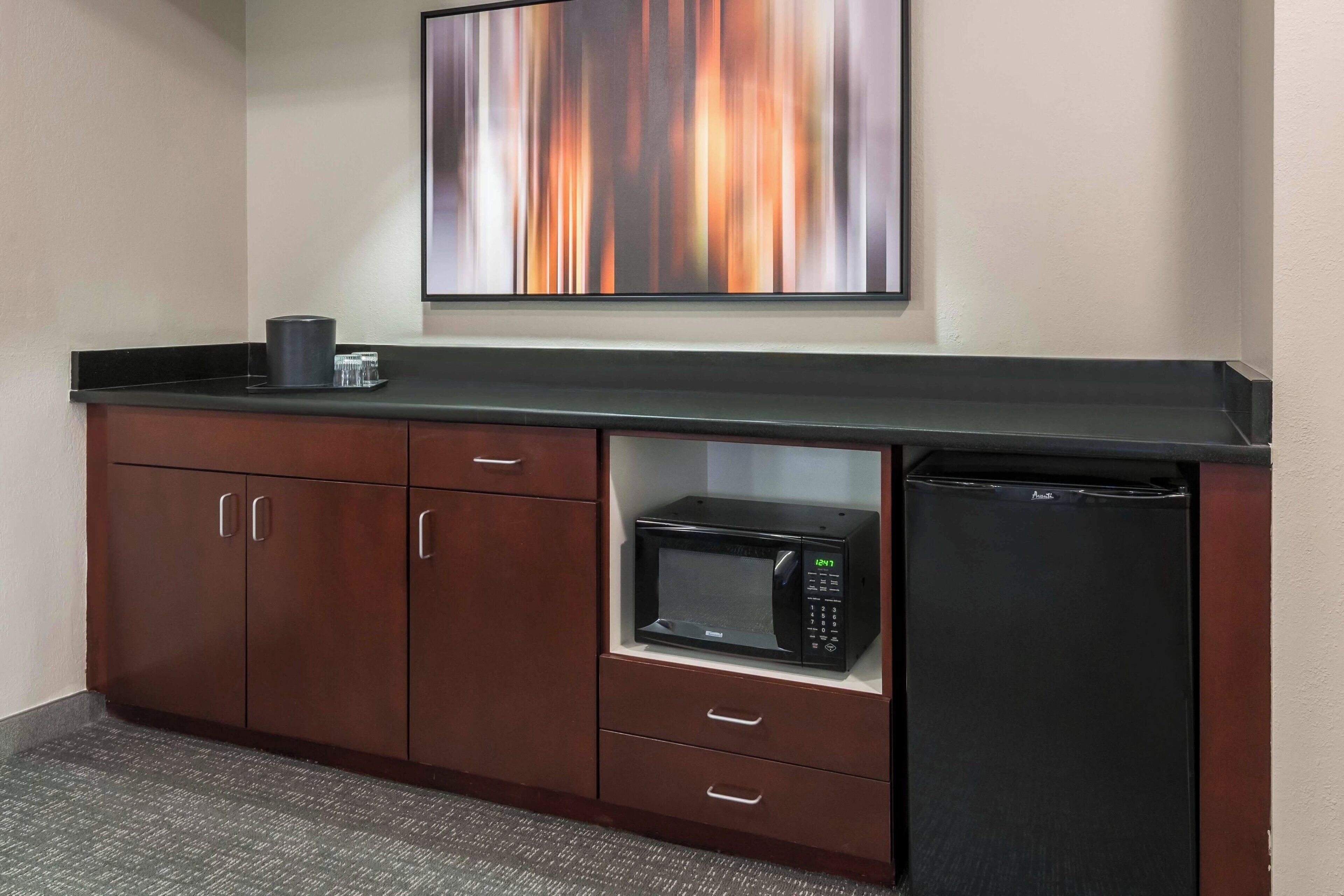 suite, 1 bedroom, balcony | bar (on property)