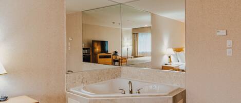 套房, 1 张特大床, 无烟房, 按摩浴缸 | 高档床上用品、办公桌、笔记本电脑工作区、遮光窗帘