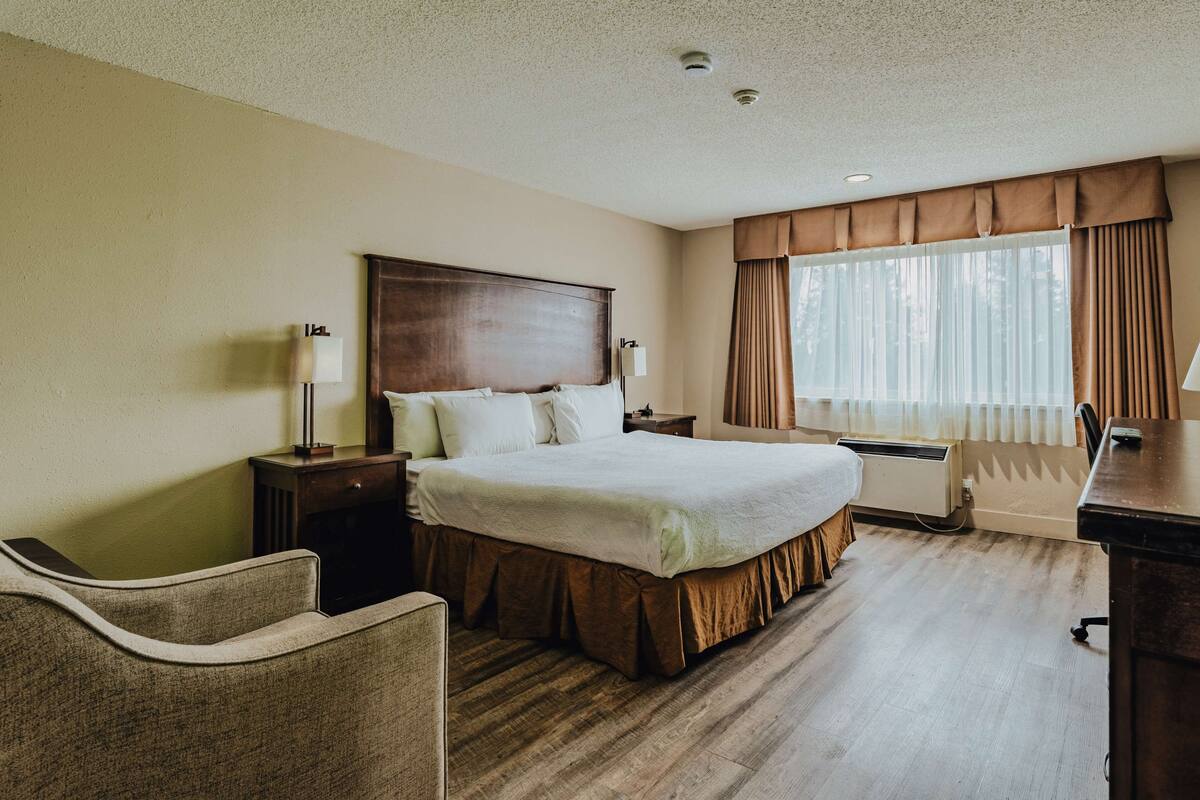 Habitación estándar, 1 cama King size, con acceso para personas discapacitadas | Ropa de cama de alta calidad y escritorio