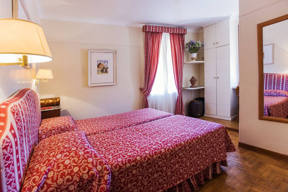 Camera con letto matrimoniale o 2 letti singoli | Minibar, una cassaforte in camera, una scrivania, Wi-Fi gratuito