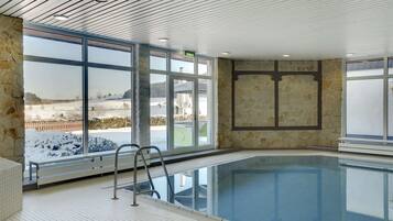 Innenpool, geöffnet von 07:00 Uhr bis 23:00 Uhr, Liegestühle