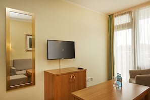 مكتب وستائر تعتيم ومكواة/لوح كي وأسرّة أطفال/رضّع (مجانًا)