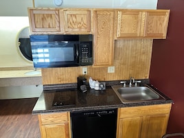 Superior Room, 1 King Bed, Non Smoking, Kitchenette | Private kitchenette