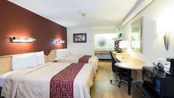 Une chambre d’hôtel avec deux lits, un bureau, une chaise, une télévision et un mini-bar.