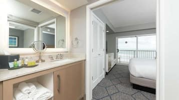 Suite, 1 King-Bett, barrierefrei (Mobility & Hearing, Roll-in Shower) | Badezimmer | Hydromassagedusche, Designer-Toilettenartikel, Haartrockner, Handtücher