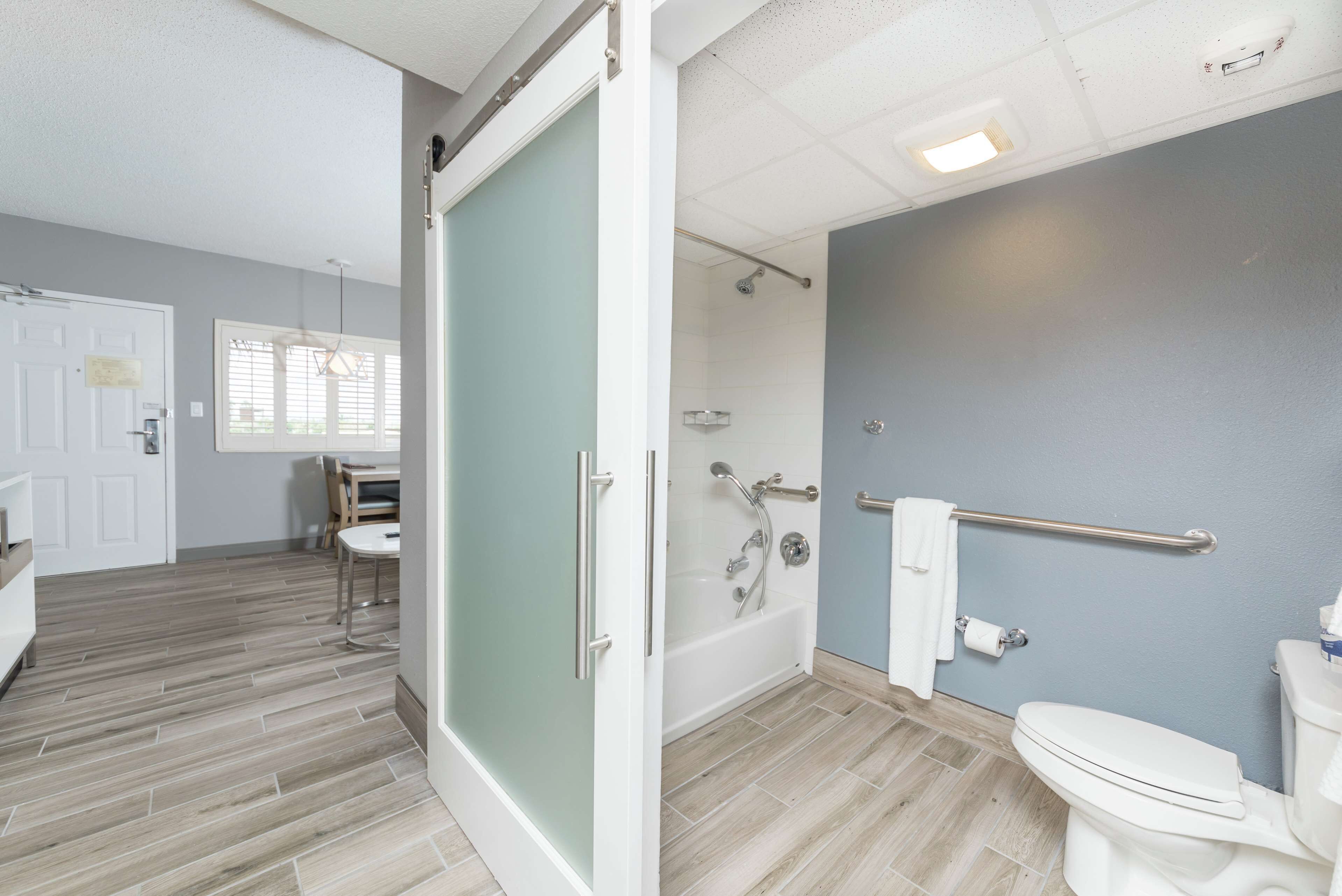 Une salle de bain avec une baignoire, des toilettes et une douche.