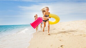 位於海灘上、白沙、躺椅、遮陽傘