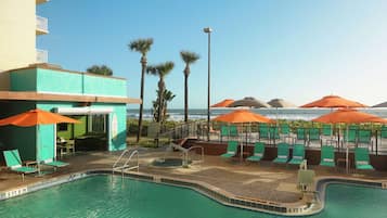 Piscine extérieure, parasols de plage, chaises longues