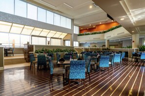 Breakfast, lunch, dinner served; American cuisine, pool views 