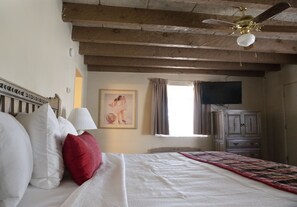 Caja de seguridad en la habitación y escritorio