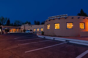 Front of property – evening/night - Kachina Lodge (Taos)