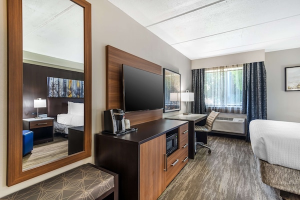 Bộ đồ giường cao cấp, bàn, khu vực làm việc phù hợp cho laptop