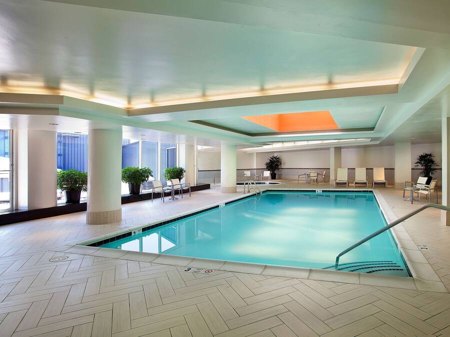 Kolam renang tertutup