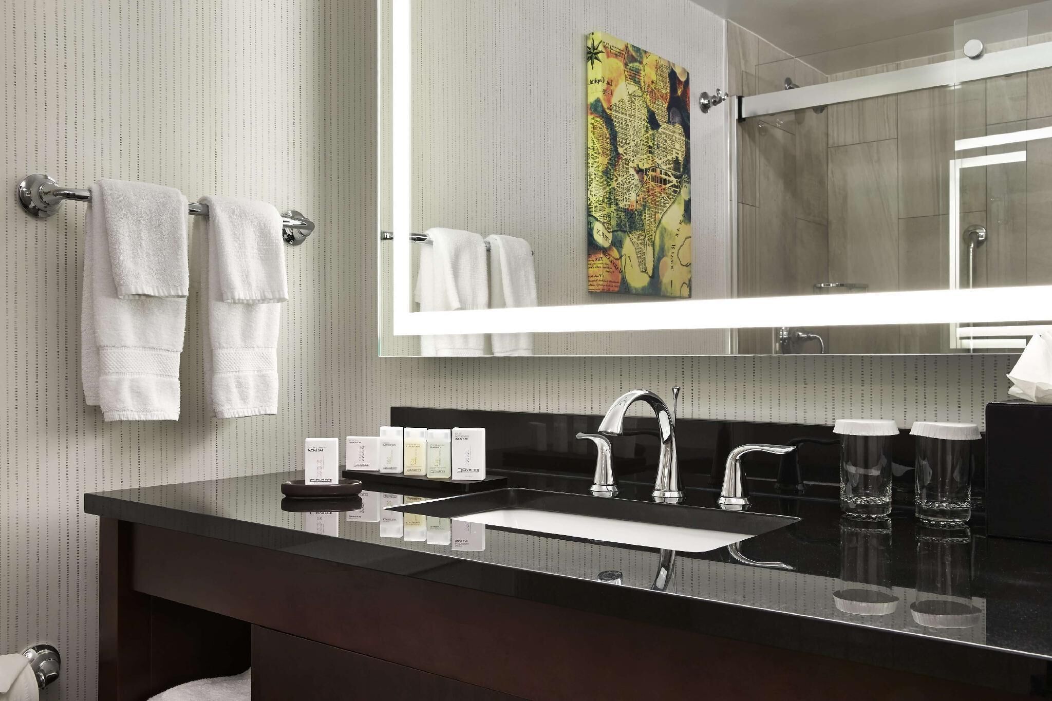 Amenidades de baño de diseñador, secadora de cabello, toallas, jabón 