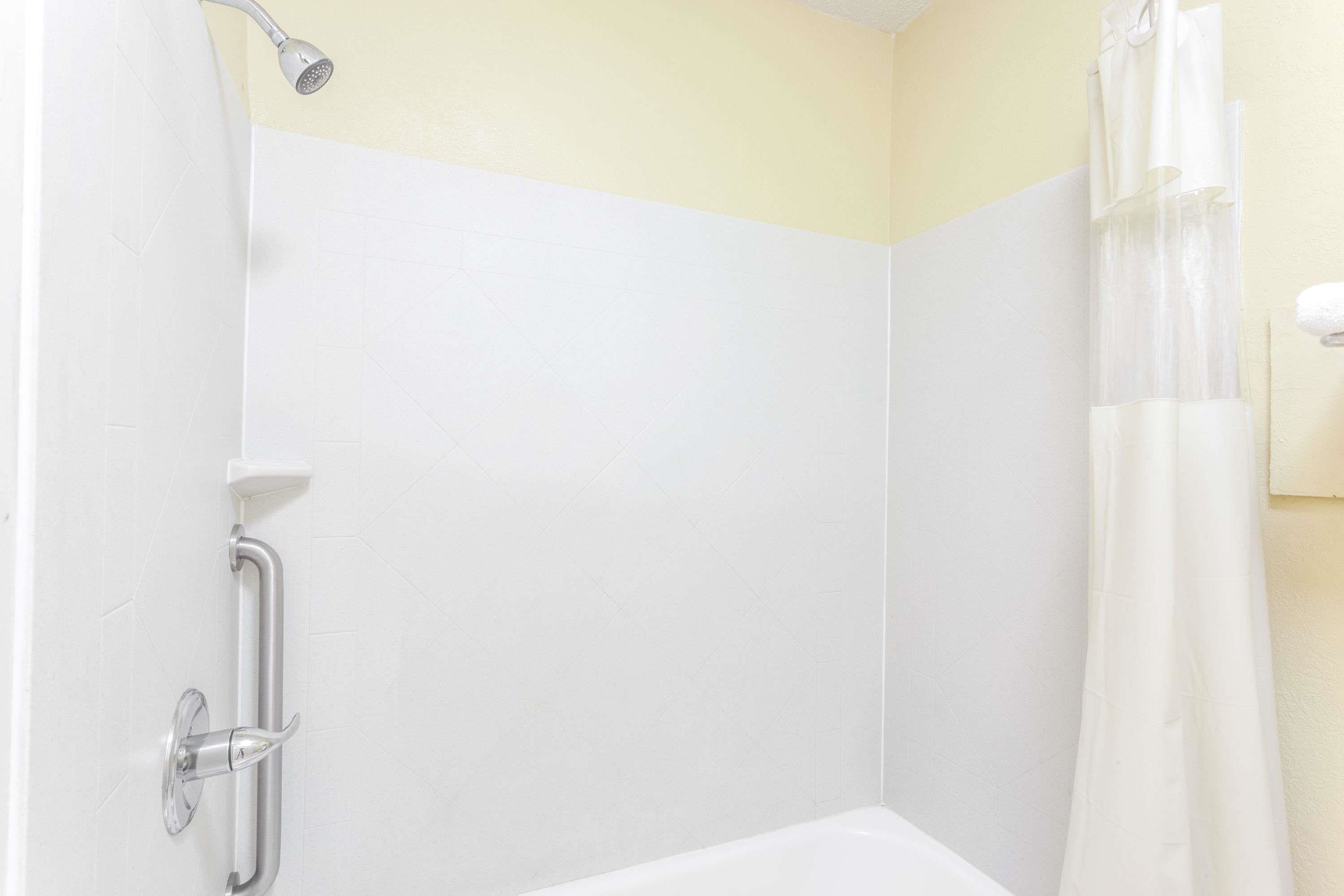 Room, 1 King Bed, Accessible | Bathroom | Combined shower/bathtub, towels