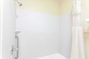 Chambre, 1 très grand lit, accessible aux personnes à mobilité réduite | Salle de bain | Ensemble baignoire-douche, serviettes fournies