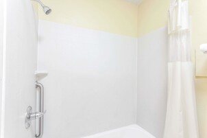 Bañera con ducha, toallas