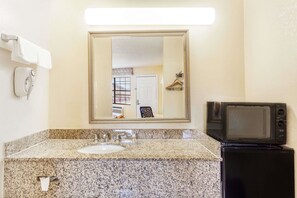 Suite, 1 King-Bett, Raucher, Whirlpool | Badezimmer | Duschwanne, Handtücher
