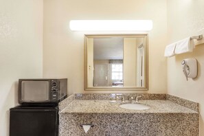 Combined shower/tub, towels