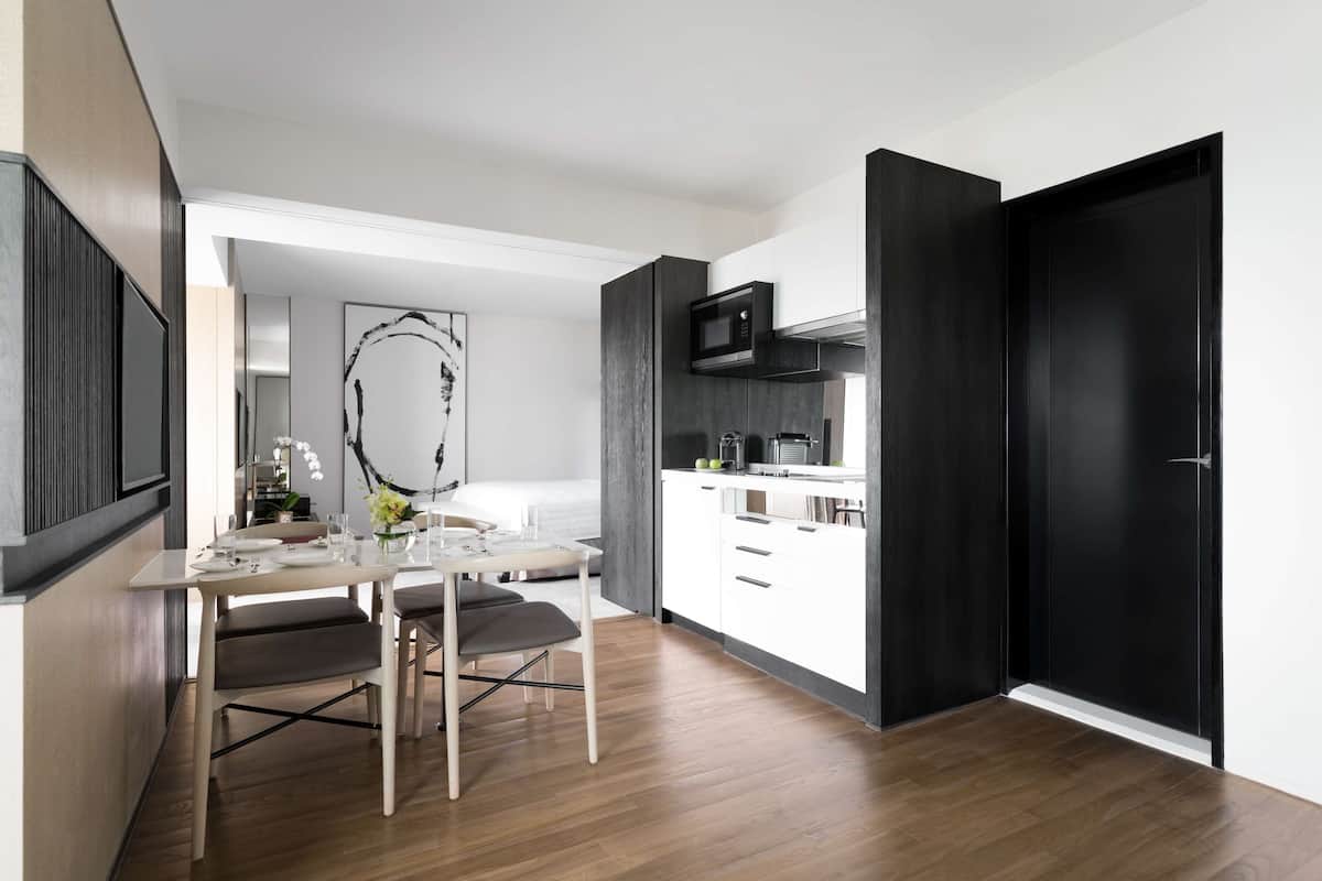 Juniorsvit - 1 kingsize-säng (Horizon Club) | Sängtillbehör av högsta kvalitet, duntäcken och minibar