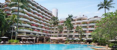 2 outdoor pools