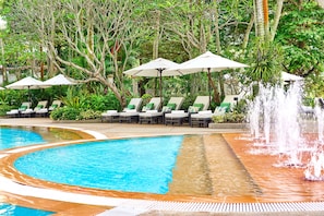 2 outdoor pools