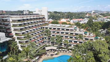 2 kolam renang terbuka