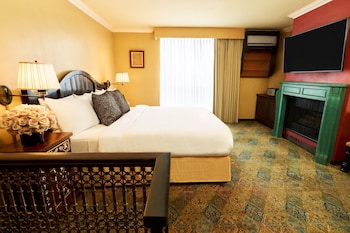 Egyptian cotton sheets, premium bedding, memory foam beds, minibar at Petit Ermitage