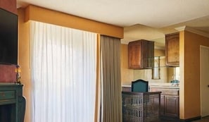 Top Floor Demi Suite | Egyptian cotton sheets, premium bedding, memory foam beds, minibar - Petit Ermitage (West Hollywood)