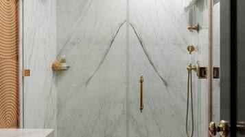 Belle de Jour | Badezimmer | Dusche, Regendusche, Designer-Toilettenartikel, Haartrockner