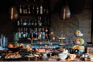 供应早餐、午餐和晚餐