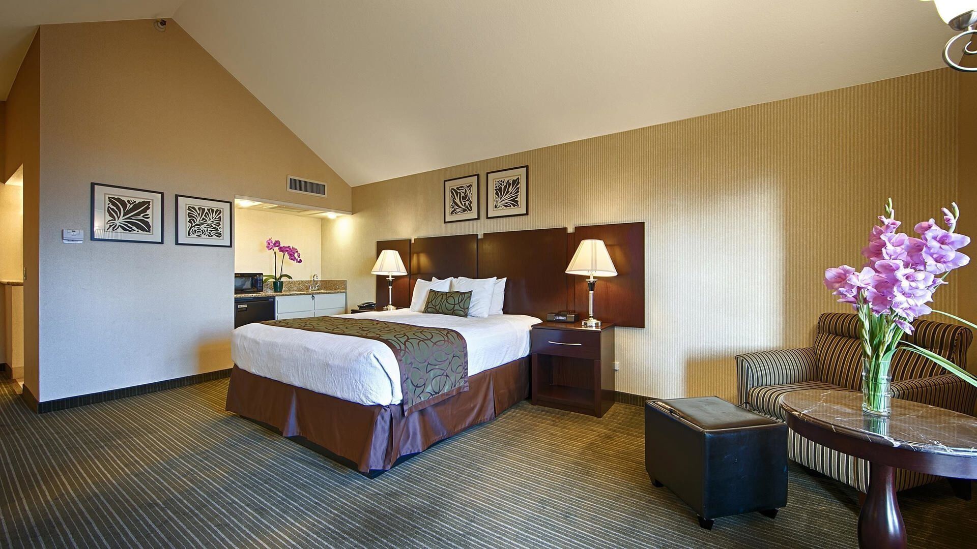 Luxe beddengoed, pillowtop-bedden, een kluis op de kamer