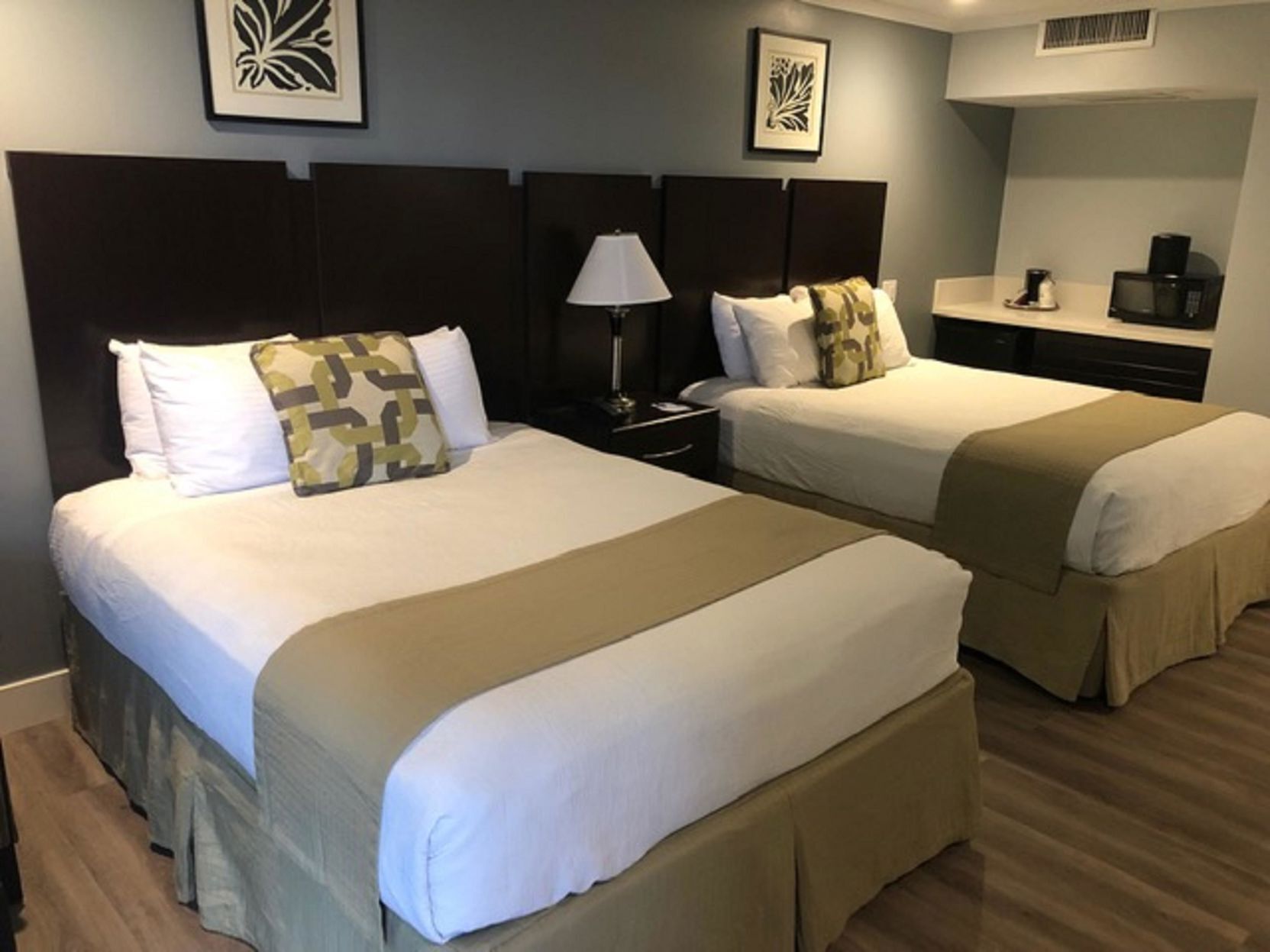 Luxe beddengoed, pillowtop-bedden, een kluis op de kamer