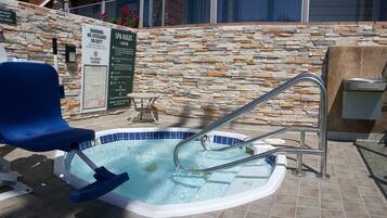 Bồn tắm spa ngoài trời