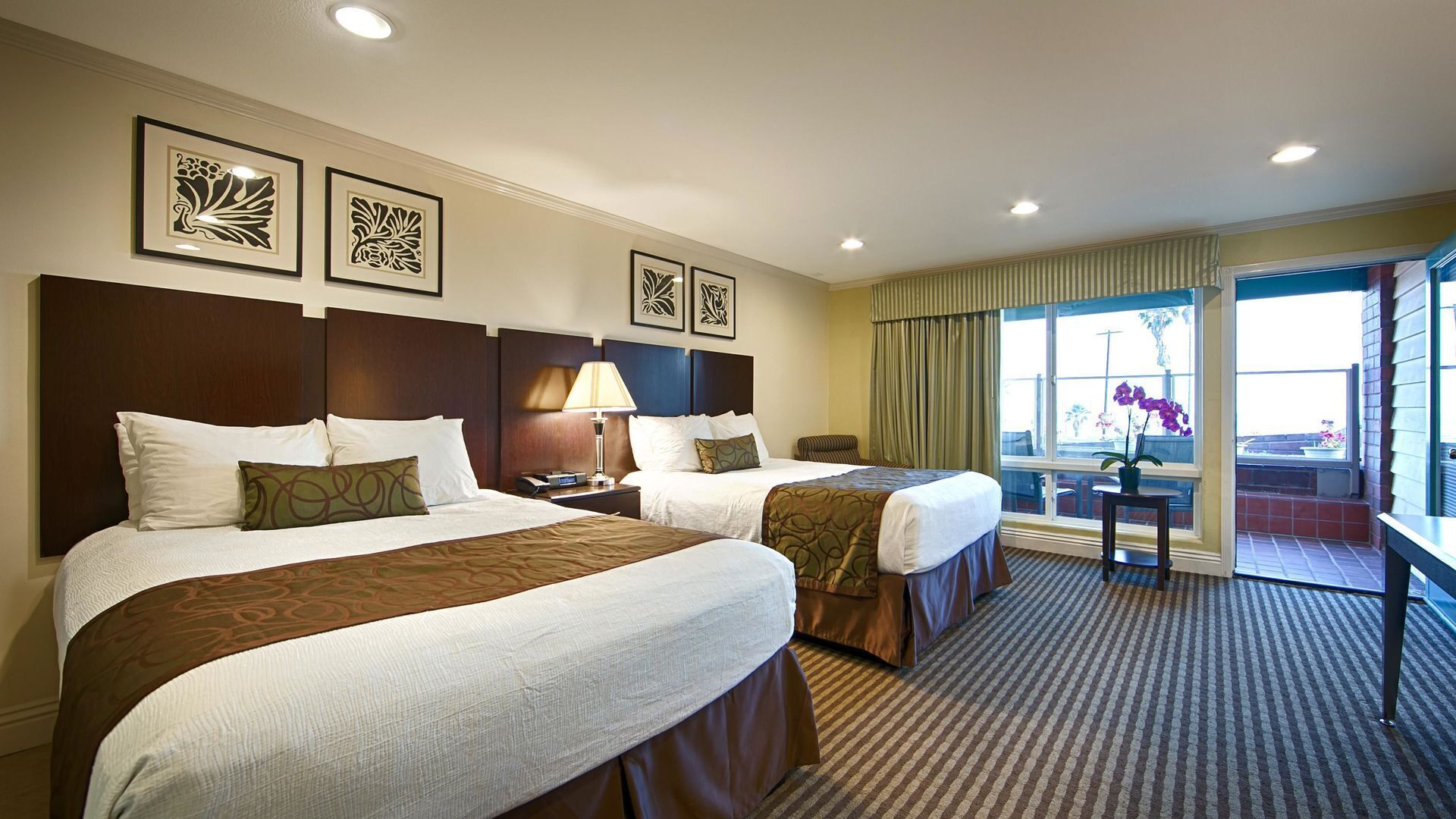 Luxe beddengoed, pillowtop-bedden, een kluis op de kamer