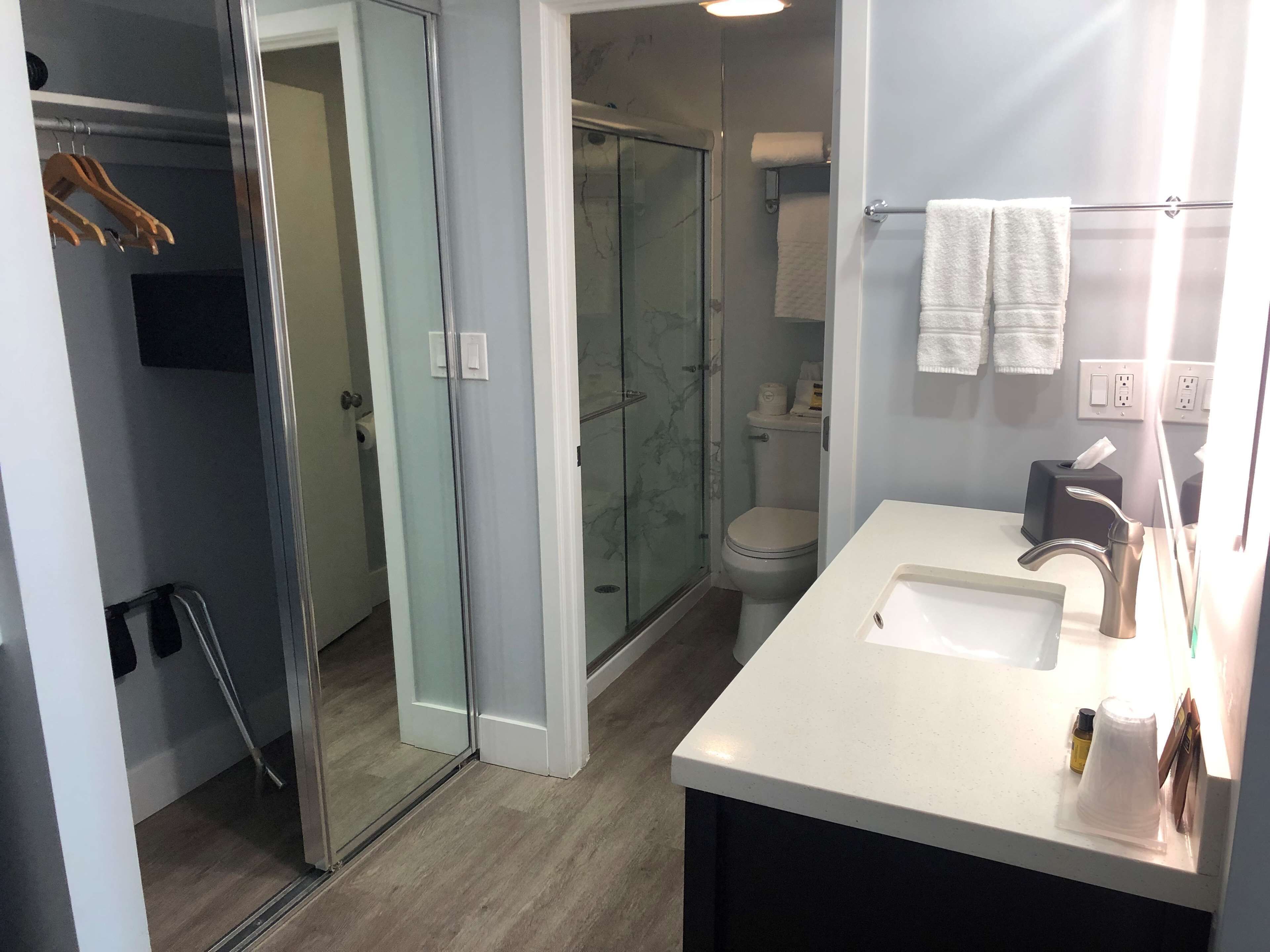 standard room, 1 king bed, balcony, ocean view | premium bedding, pillow-top beds, in-room safe, individually furnished