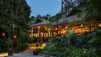 4 restaurants, breakfast, lunch served; local and international cuisine