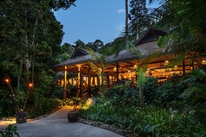 4 restaurantes; se sirven desayunos y cocina local e internacional 