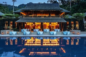 4 restaurants, breakfast, lunch served; local and international cuisine