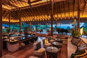 Lounge en el lobby, con vista al mar, abre todos los días 