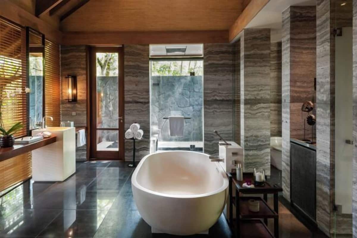 Bathroom | Separate tub and shower, deep soaking tub, rainfall showerhead