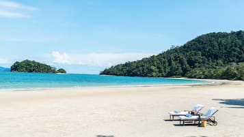 Private beach, sun-loungers, beach umbrellas, beach towels