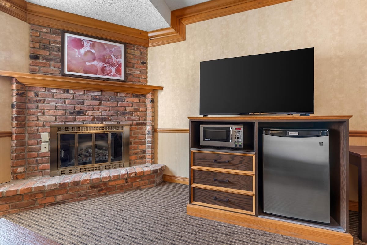 Standard Room, 1 King Bed, Non Smoking, Fireplace | 1 bedroom, premium bedding, desk, laptop workspace