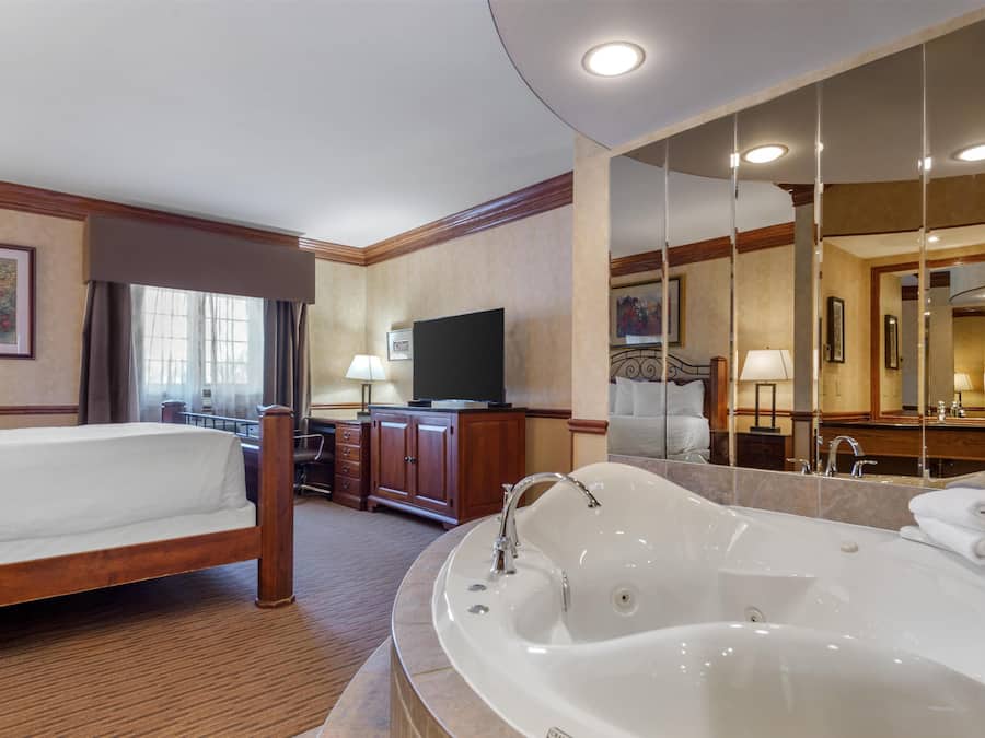 Suite, 1 King Bed, Non Smoking, Jetted Tub | Premium bedding, desk, laptop workspace, blackout curtains