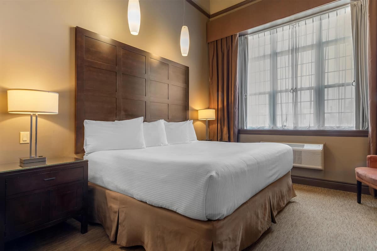 1 bedroom, premium bedding, desk, laptop workspace