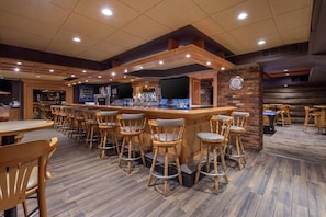 2 bares o lounges, bar deportivo 