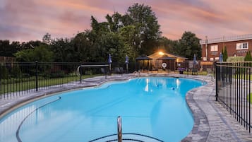 Piscine extérieure, chaises longues