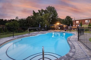 Outdoor pool, pool loungers